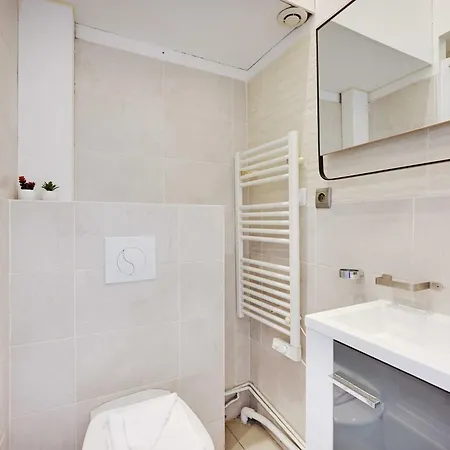 Mezzanine 1bdr Bercy Village Apartment Paris